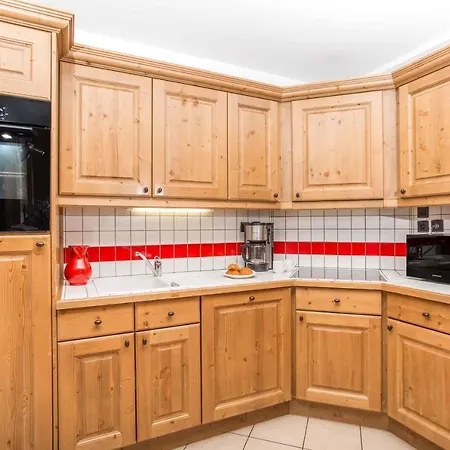 Le Paradis 18 & 18b Appts - Year Apartment