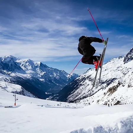 Le Paradis 18 & 18b Appts - Year *