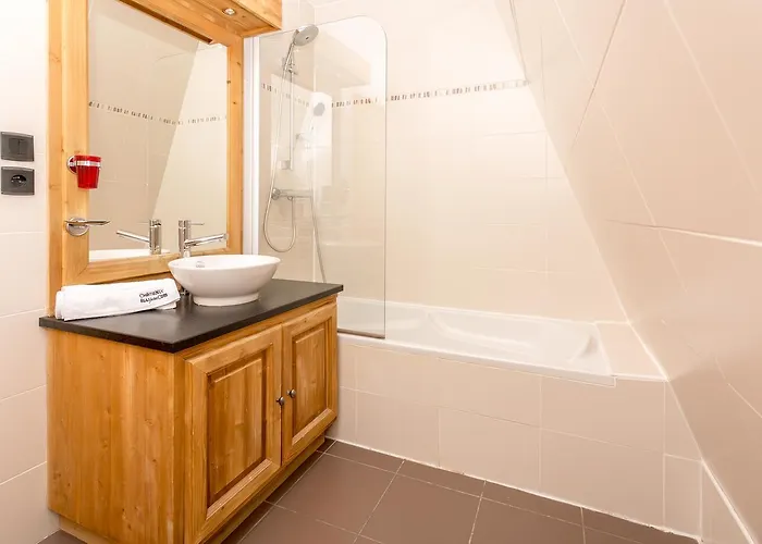 Le Paradis 18 & 18b Appts - Year アパート